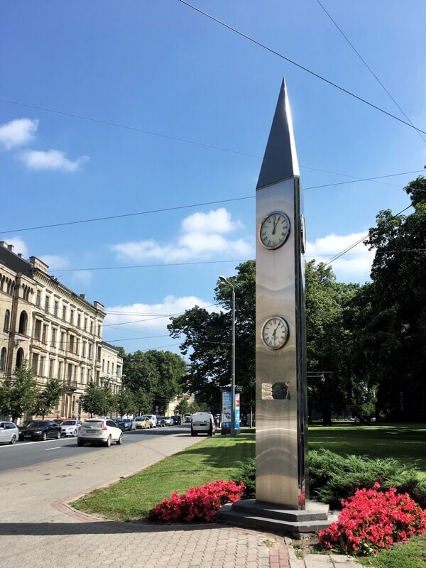 An obelisk with multiple clock faces