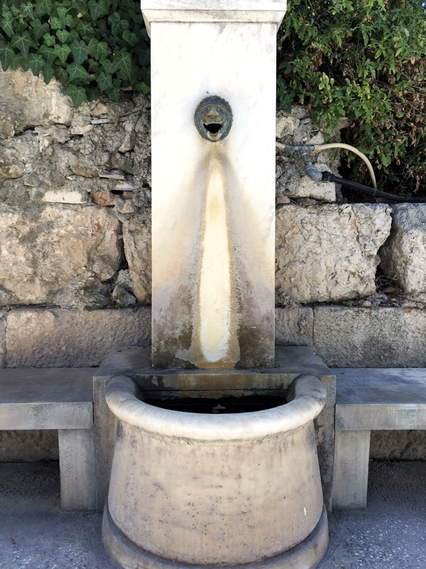 Lion head fountain